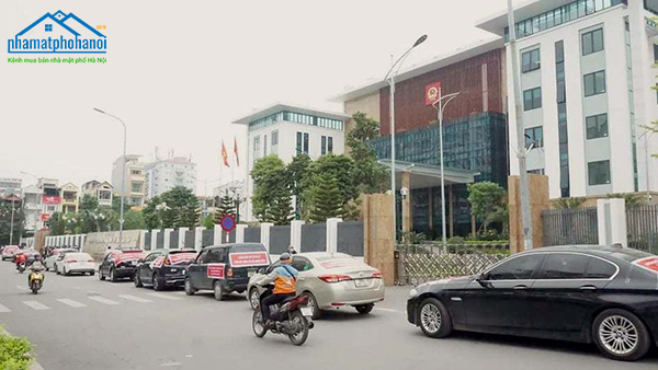 Đoàn xe ô tô của cư dân chung cư Capital Garden 102 Trường Chinh phủ kín băng rôn xếp hàng dài trước cổng trụ sở UBND quận Đống Đa. Cư dân đề nghị chính quyền vào cuộc đảm bảo quyền lợi cho người dân Đoàn xe ô tô của cư dân chung cư Capital Garden 102 Trường Chinh phủ kín băng rôn xếp hàng dài trước cổng trụ sở UBND quận Đống Đa. Cư dân đề nghị chính quyền vào cuộc đảm bảo quyền lợi cho người dân
