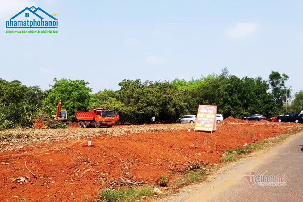 Chạy theo cơn sốt đất ảo người dân bán đi những mẩu đất này không khác gì bán đi "cần câu cơm" mất đi nguồn thu nhập chính để ổn định cuộc sống và an cư Chạy theo cơn sốt đất ảo người dân bán đi những mẩu đất này không khác gì bán đi "cần câu cơm" mất đi nguồn thu nhập chính để ổn định cuộc sống và an cư
