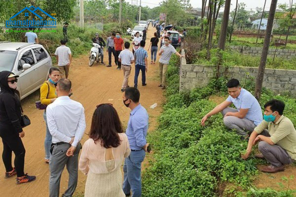 "Chợ bất động sản" nhộn nhịp xuất hiện giữa mùa dịch Covid-19 ở xã Đồng Trúc những ngày cuối tháng 3/2020 kéo dài không quá 10 ngày "Chợ bất động sản" nhộn nhịp xuất hiện giữa mùa dịch Covid-19 ở xã Đồng Trúc những ngày cuối tháng 3/2020 kéo dài không quá 10 ngày