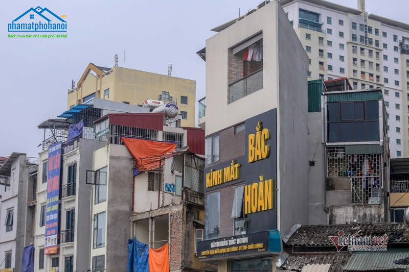 Một căn nhà “siêu méo” có hình tam giác sau khi sửa chữa thành cửa hàng kinh doanh trên đường Minh Khai