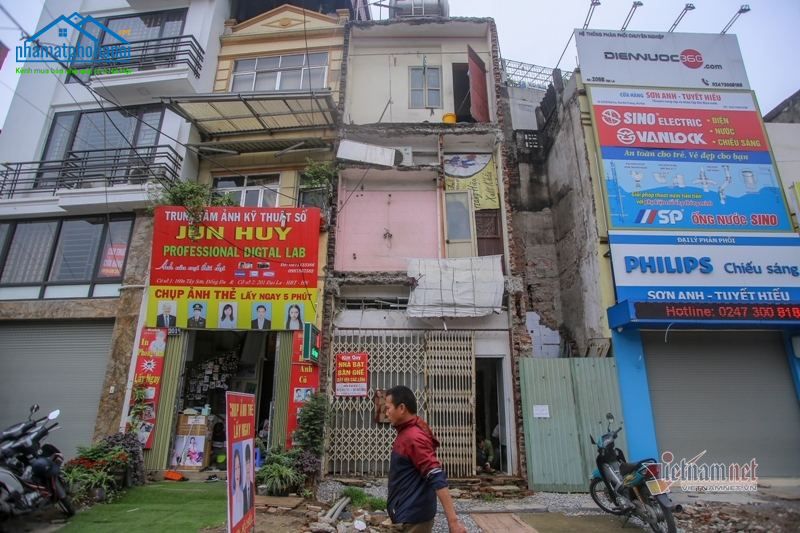 Dọc tuyến đường này không thiếu những căn nhà có mặt tiền rộng, nhưng chiều sâu hạn chế, những căn nhà hình chữ nhật mỏng tang, hình tam giác, hình thang..