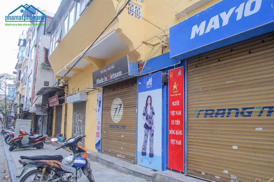 Khắp các con phố “vàng” Hà Nội từng sầm uất như Hàng Bông, Hàng Ngang, Hàng Đào, Lương Ngọc Quyến, Tạ Hiện, Hàng Khay... trở nên đìu hiu vắng vẻ, nhiều chủ cửa hàng thời trang than thở không thể kinh doanh nổi. Phòng vé, bán tour du lịch ở khu vực phố cổ gần như đóng cửa hoàn toàn